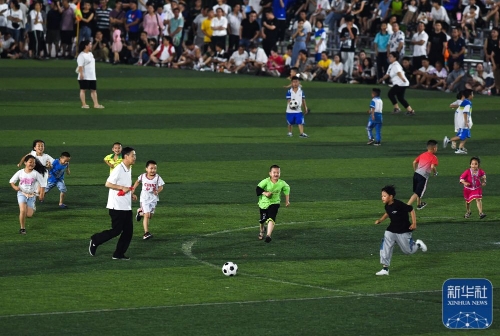 国乒8-2法国采访！莎头谈双打，王曼昱不满失误，梁靖崑谈被逆转