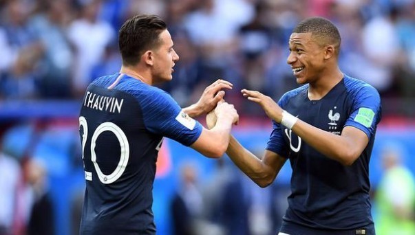 图片报：拜仁正在考察桑托斯19岁的巴西左后卫索萨