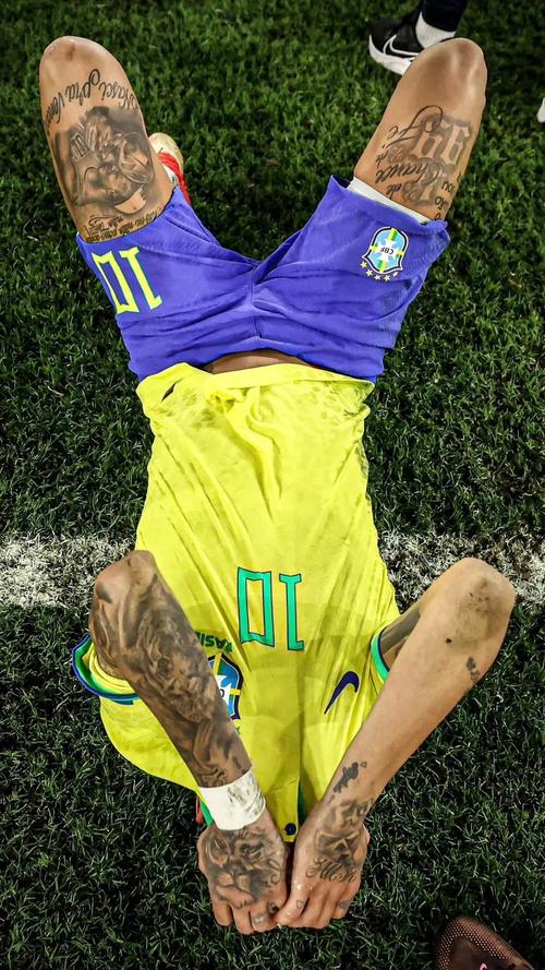 意甲媒体热议：米兰前锋希门尼斯未来扑朔迷离，媒体坚称他将离开而经纪人否认！